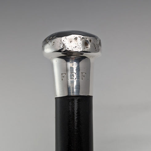 Circa 1925 British vintage gentleman's walking stick, made of sterling silver, round handle, black shaft, 86cm